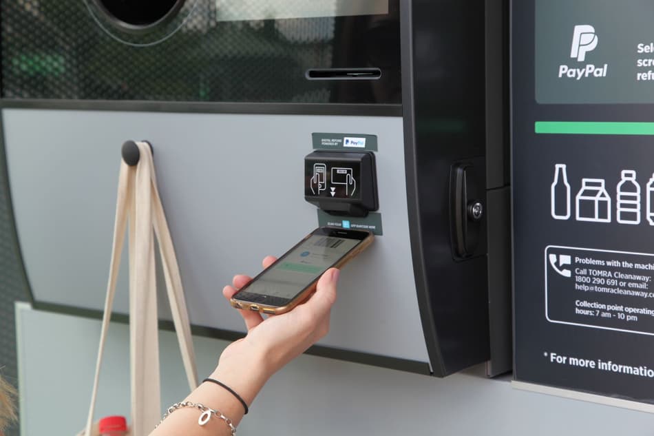 Consumer scanning myTOMRA at reverse vending machine