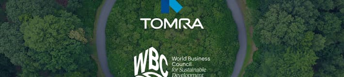 Logos de TOMRA et du WBCSD surplombant une vue aérienne d'arbres