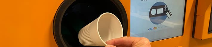 Vaso reutilizable que se devuelve en una máquina de vending inverso de TOMRA especialmente diseñada