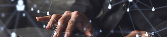 afbeelding van verbonden punten over een afbeelding van iemands handen op een laptop