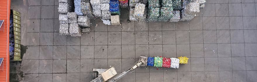 Vue aérienne de la zone de stockage des matières premières TOMRA