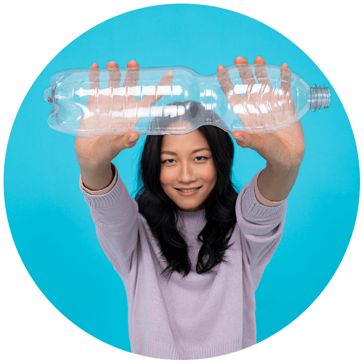 Vrouw die met uitgestrekte armen een plastic fles vasthoudt